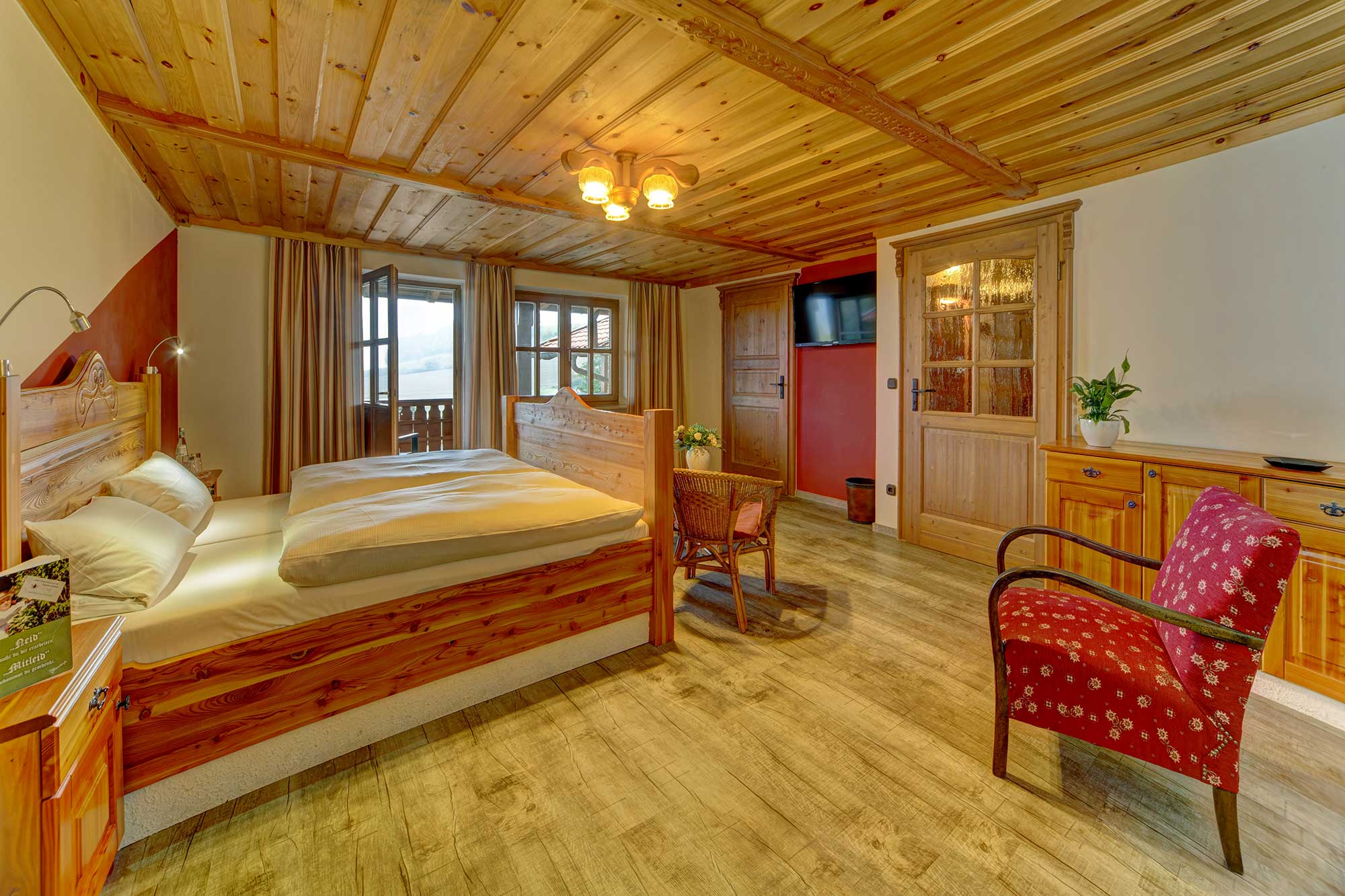 Ein Hotelzimmer mit viel Holz im Hotel Der Böhmerwald