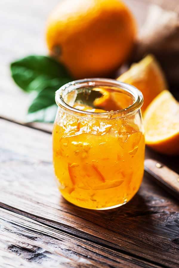 Der Fruchtaufstrich aus Orange wird in einem Glas im Hotel Der Böhmerwald serviert